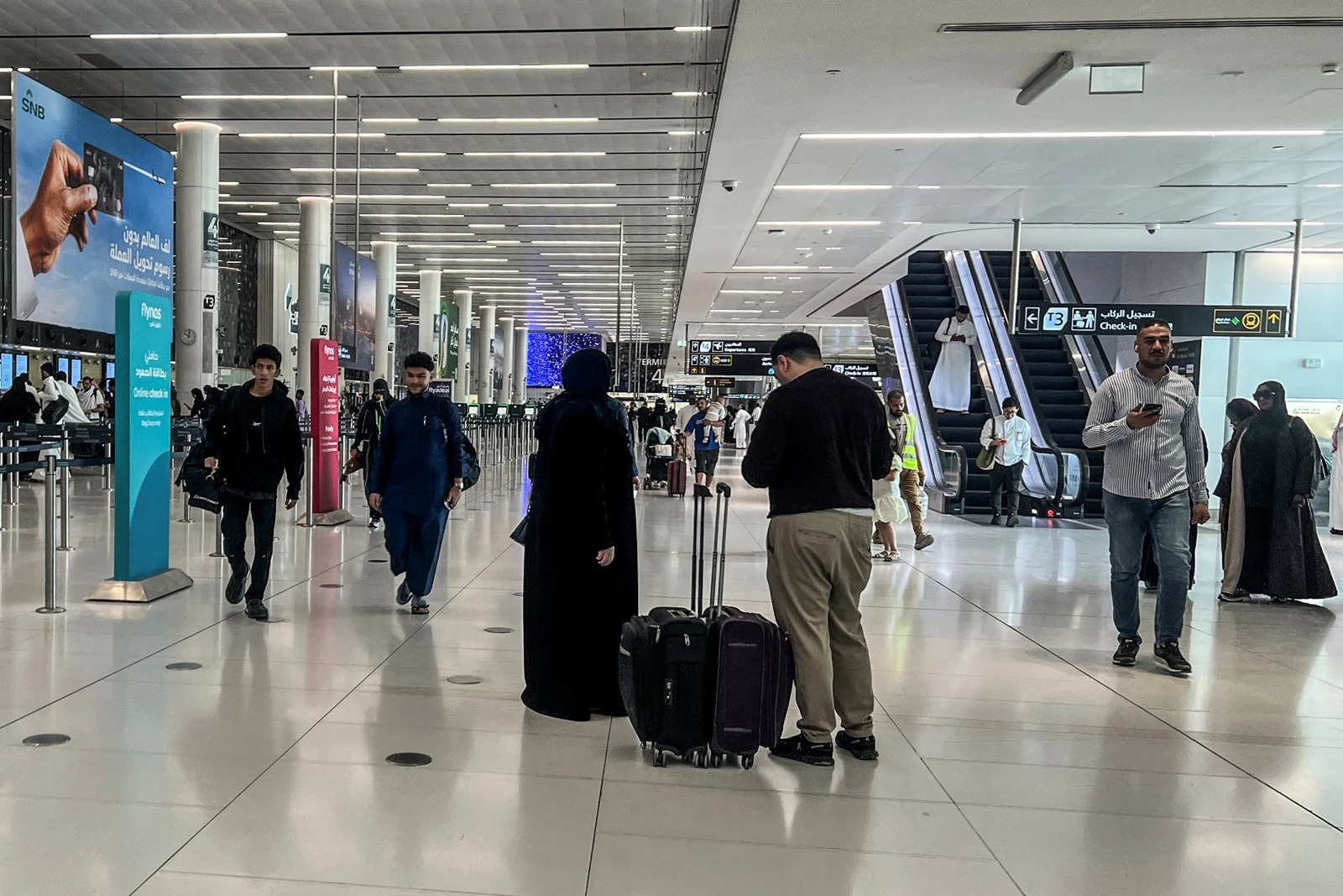 Famílias lamentam familiares mortos em ataque dos Houthis ao aeroporto de Riade