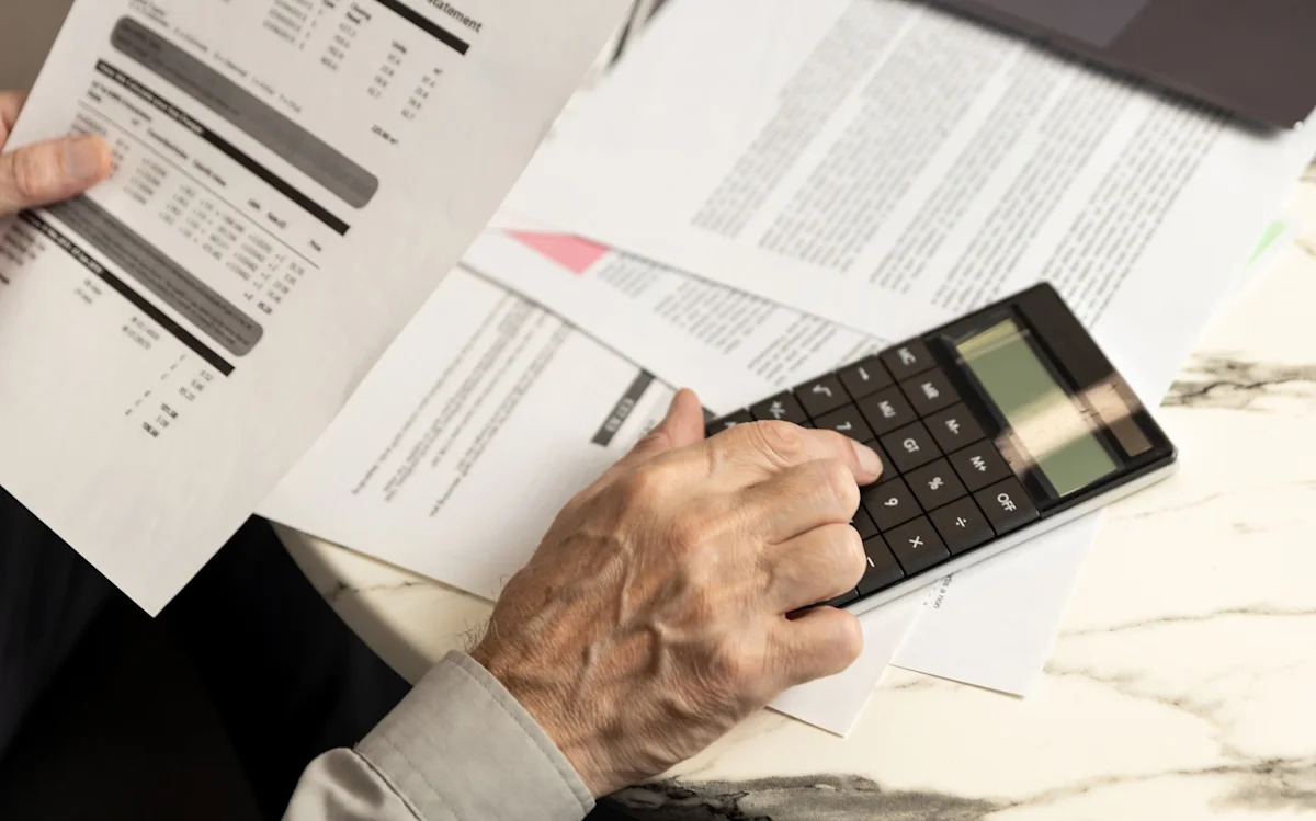 Um aposentado que ganha $7.000 por mês pergunta se vale a pena esgotar suas economias para quitar a casa