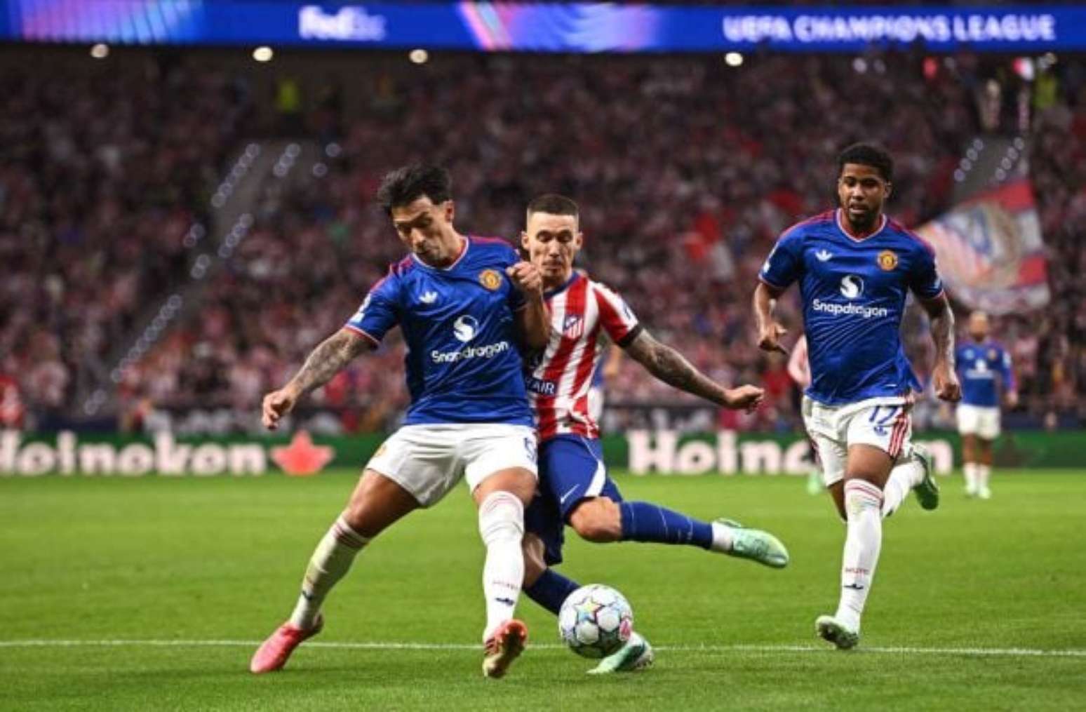 Lisandro Mart&iacute;nez em a&ccedil;&atilde;o durante aquecimento do Manchester United &ndash;