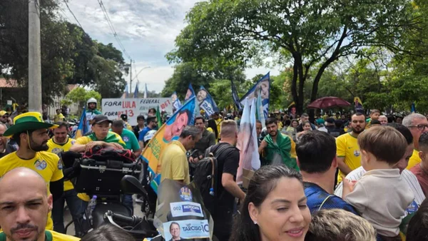 Tarcísio e Flávio Bolsonaro se unem em motocarreata no interior de SP