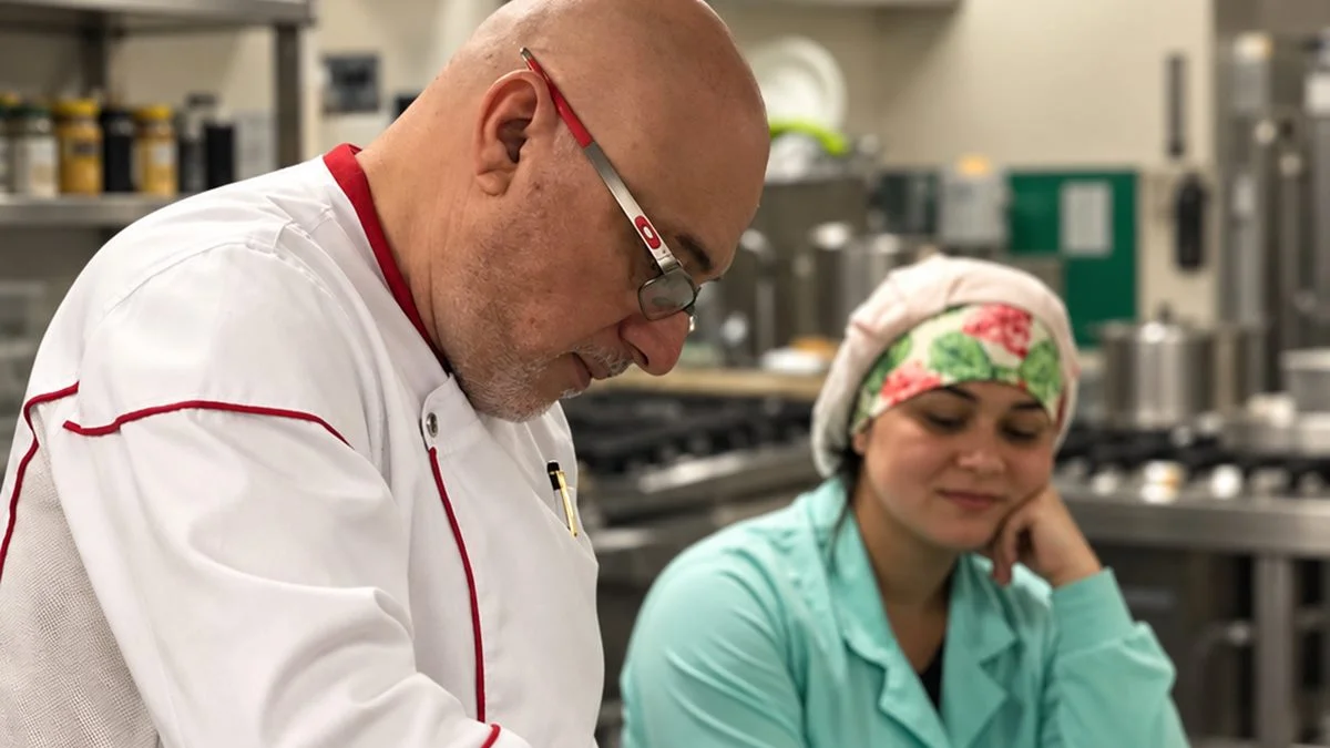Da cozinha de família à consolidação na gastronomia árabe em Brasília: conheça o chef Isaac Elias