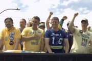 Flávio Bolsonaro (PL) e Tarcísio de Freitas (Republicanos) em ato de campanha na véspera do 1º turno, no interior de São Paulo