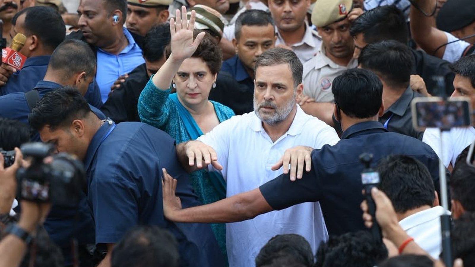 Boletim de ocorrência (FIR) contra Rahul e Priyanka por 'agredir policiais' durante protesto em Deli
