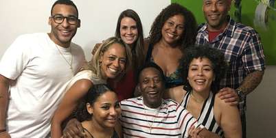 Pelé com seus filhos: pendências financeiras atrasam a partilha dos bens Foto: Reprodução
