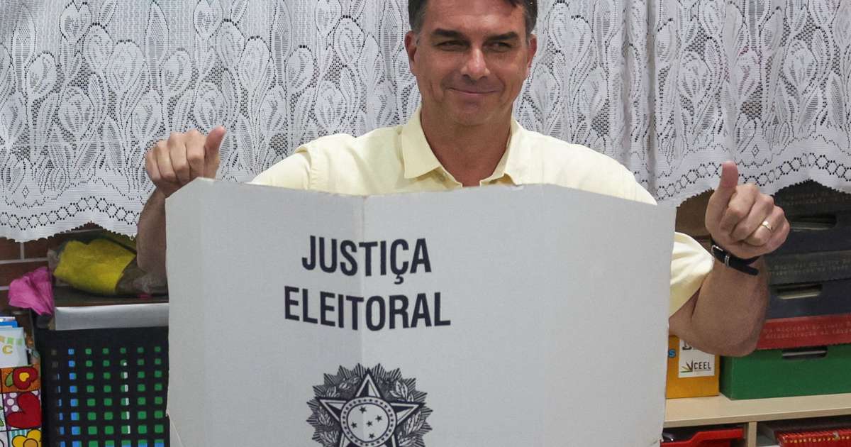 Tumulto, celebração e provocações de eleitores do PT: Flávio Bolsonaro vota em escola no RJ