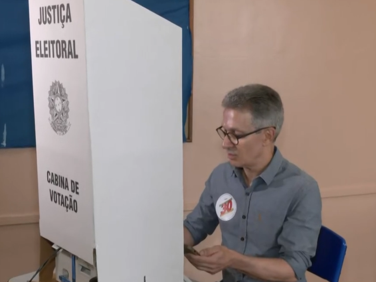 Zema contrariou regra e levou o celular para cabine de votação: saiba o que o acontece