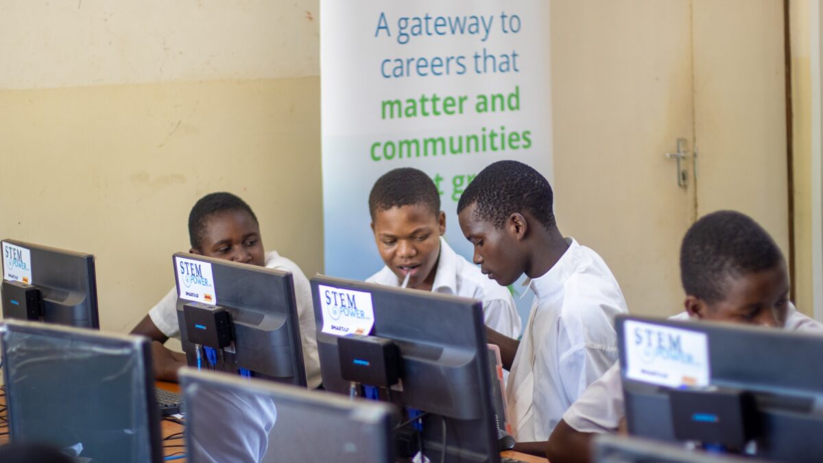 LUANAR e a STEMpower lançam programa de agrotech para estudantes do ensino secundário