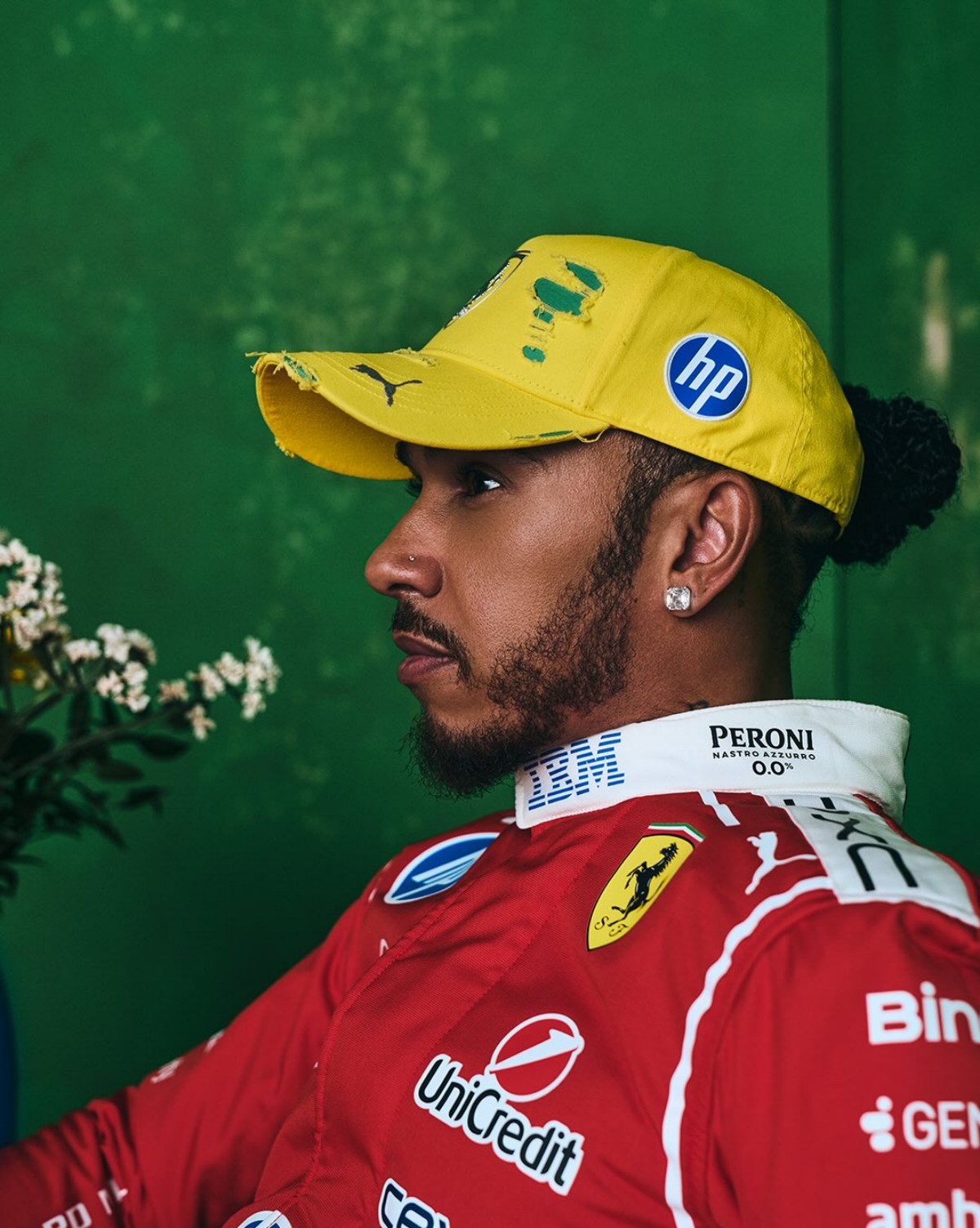 Lewis Hamilton ganha boné exclusivo da Ferrari para etapa brasileira