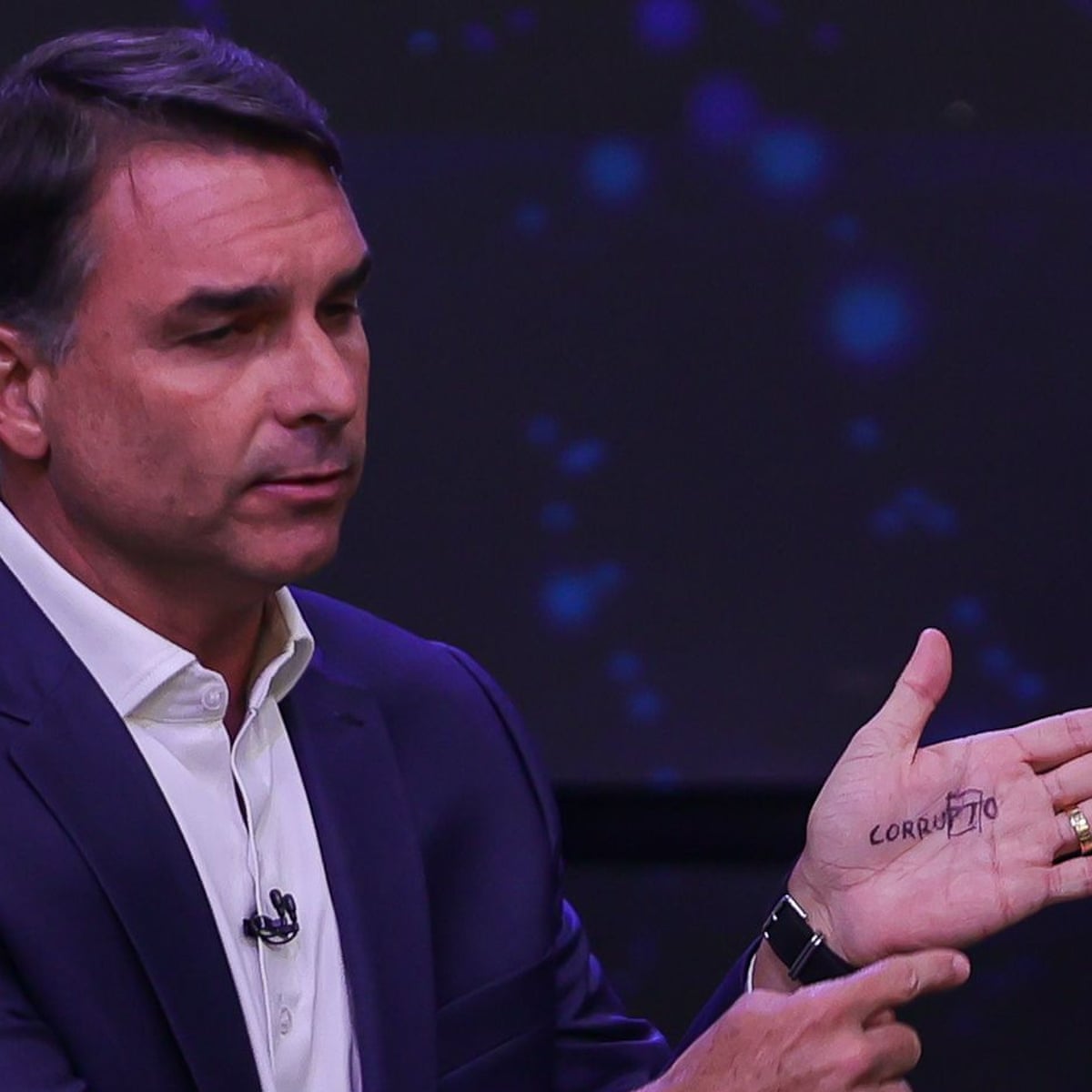 A manobra de Flávio Bolsonaro como 'corrupto' gera meme viral antes da segunda volta das eleições no Brasil