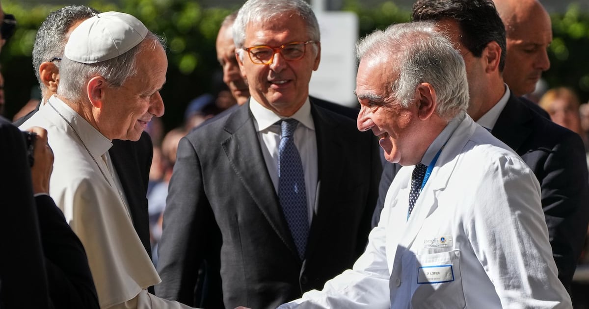 O Papa Leo está comendo, celebrando a Missa e caminhando após a cirurgia de câncer, mas a viagem está em questão
