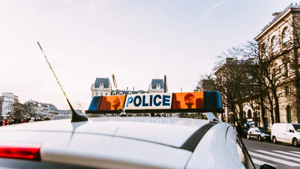 França investiga tiroteio em Paris como ataque terrorista