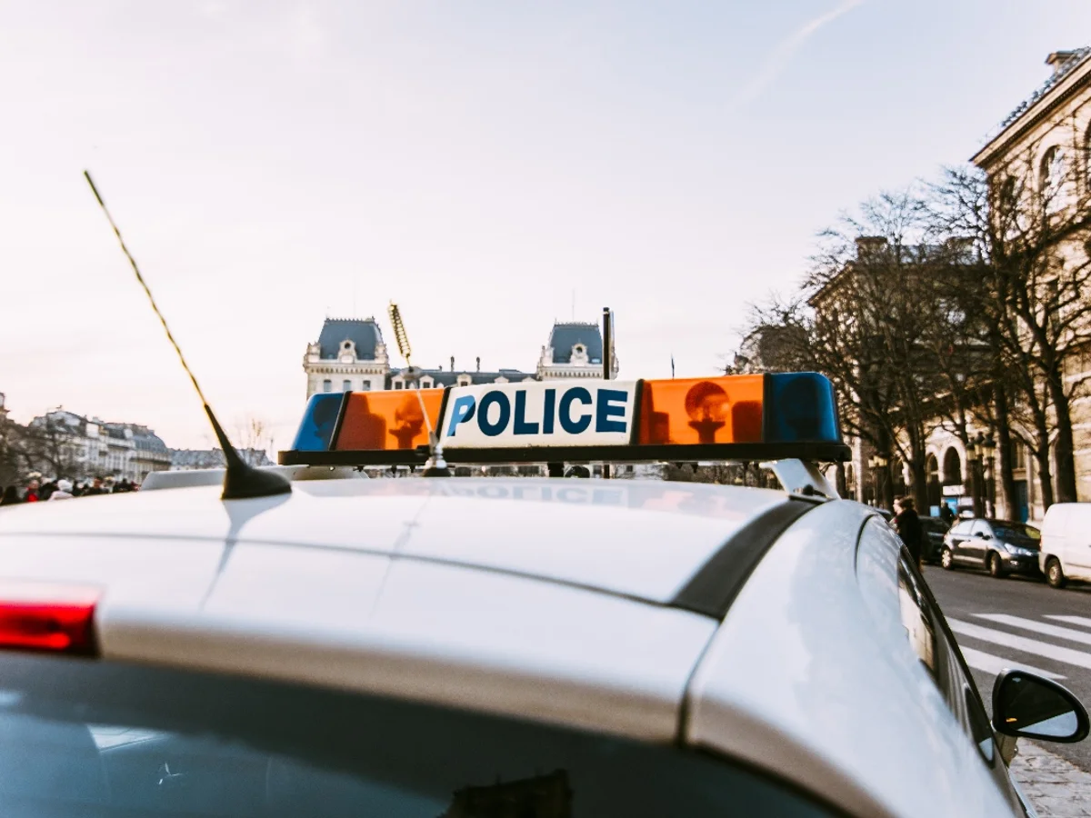 França investiga tiroteio em Paris como ataque terrorista