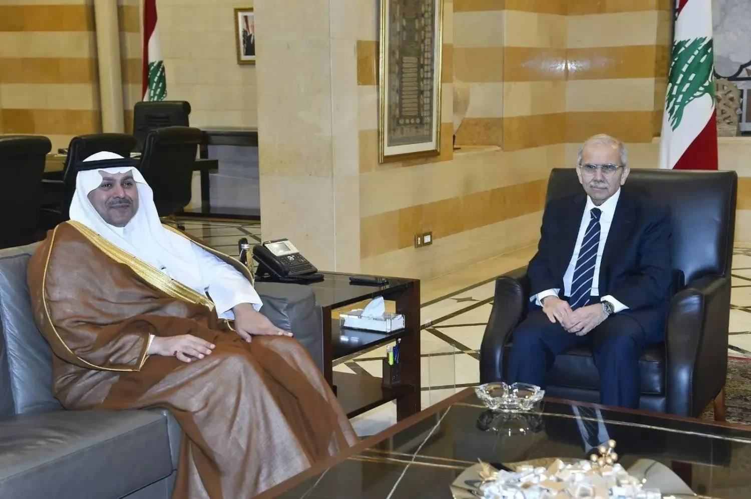 O embaixador saudita no Líbano elogia os esforços do governo na preservação das instituições estatais