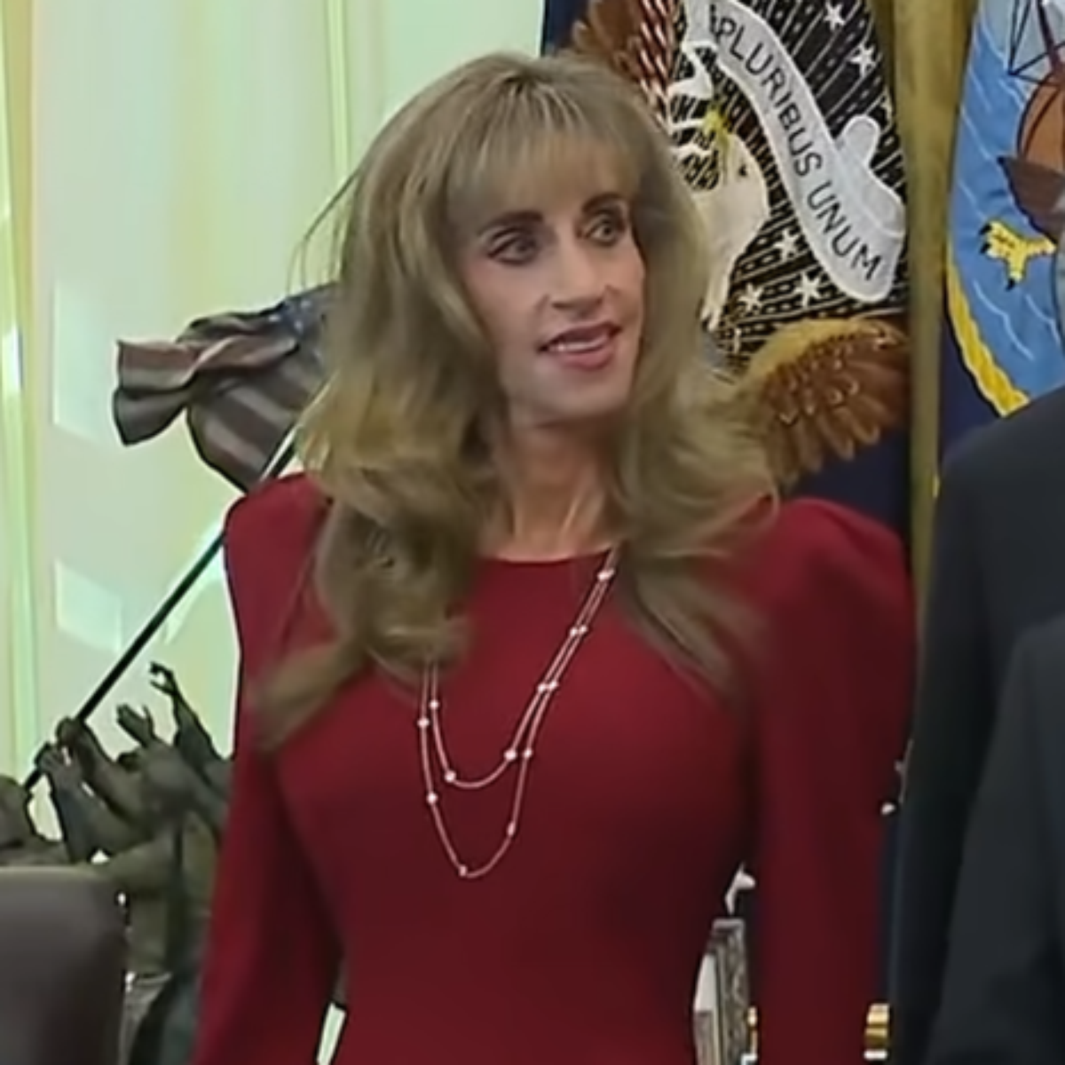 Susan Dell vira alvo de teorias sobre alienígenas após aparecer com Trump