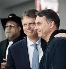 Tarcísio de Freitas ao lado de Flávio Bolsonaro Foto: Caiuá Maia /Divulgação Campanha / Estadão