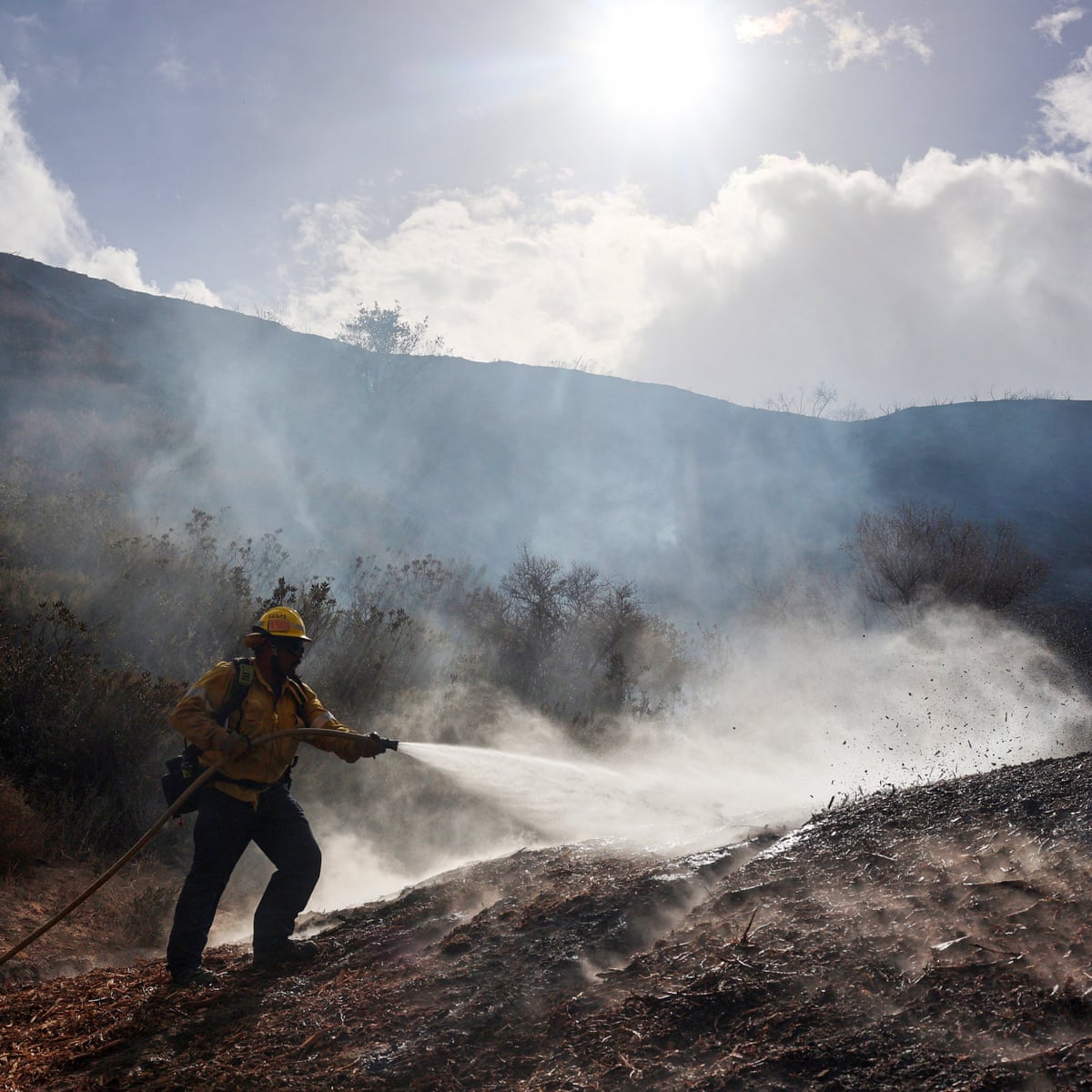 A Califórnia enfrenta condições climáticas mais extremas, com dias quentes e ventosos aumentando o risco de incêndios florestais.