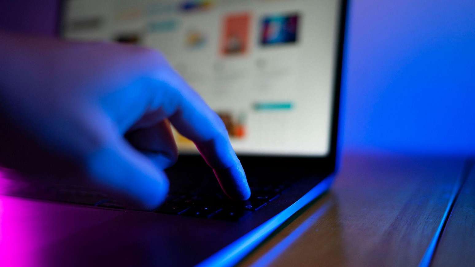 Computador navegando em sites