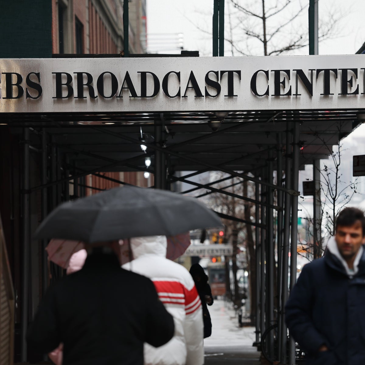 Insiders da CBS dizem que a equipe quer ver o repórter demitido por uma postagem política atacando um democrata do Michigan