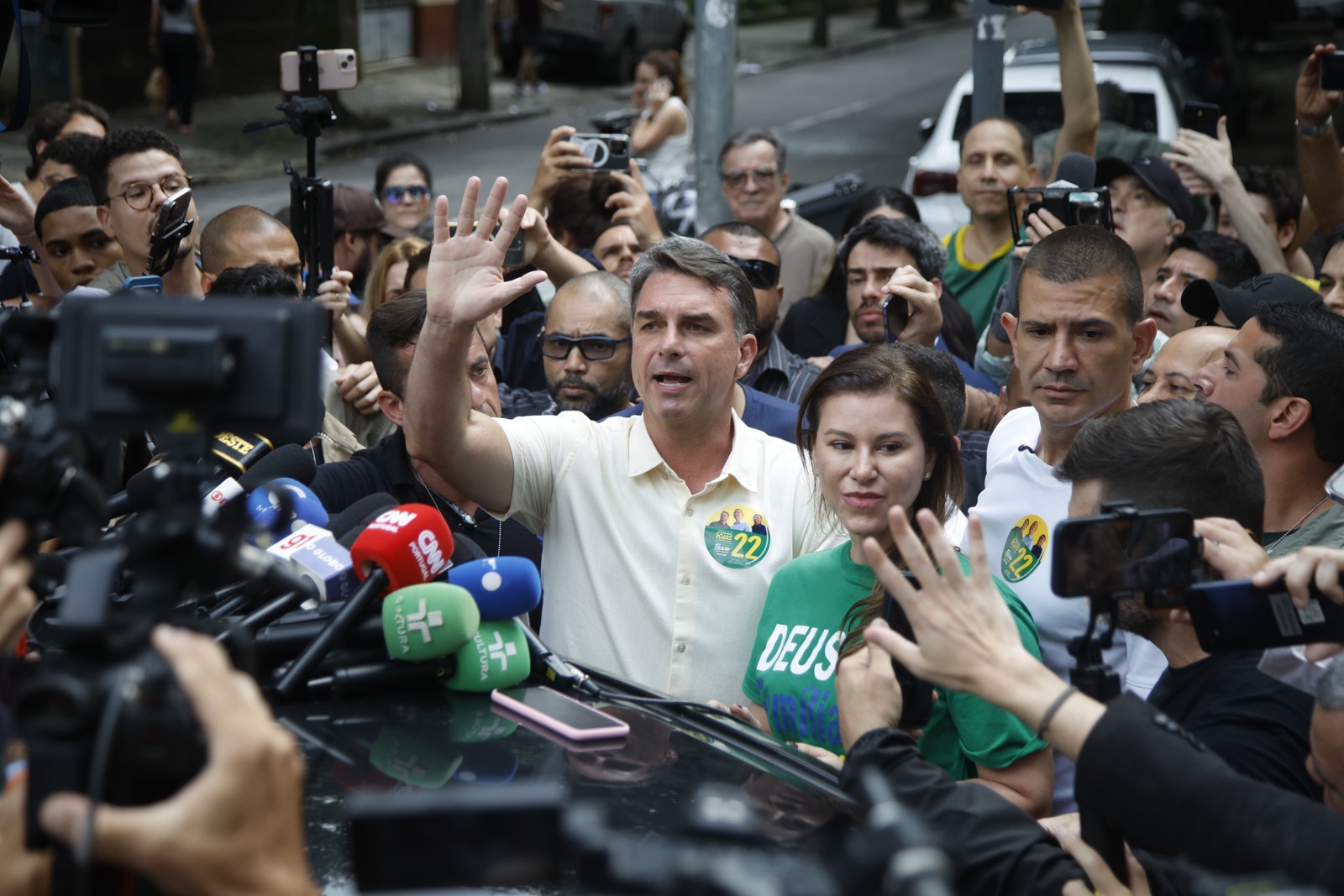 Candidato à Presidência, Flávio Bolsonaro (PL) votou na manhã deste domingo no Rio de Janeiro — Foto: Guito Moreto / Agência O Globo