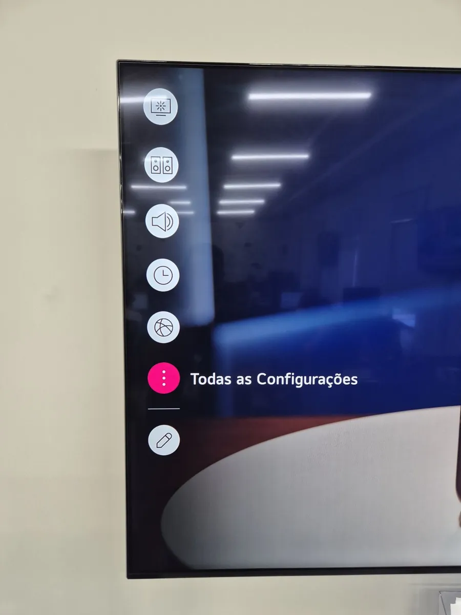 Imagem da matéria: Deixar TV ligada para o pet dormir gasta muita energia? Fizemos as contas