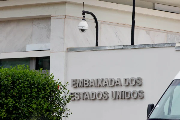 "Questão de segurança": EUA suspende atendimento em embaixada e consulados