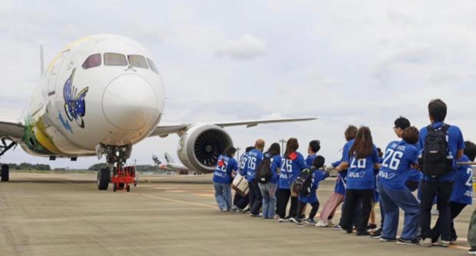 Estudantes puxam Dreamliner por cerca de 80 metros no Japão Reprodução redes sociais