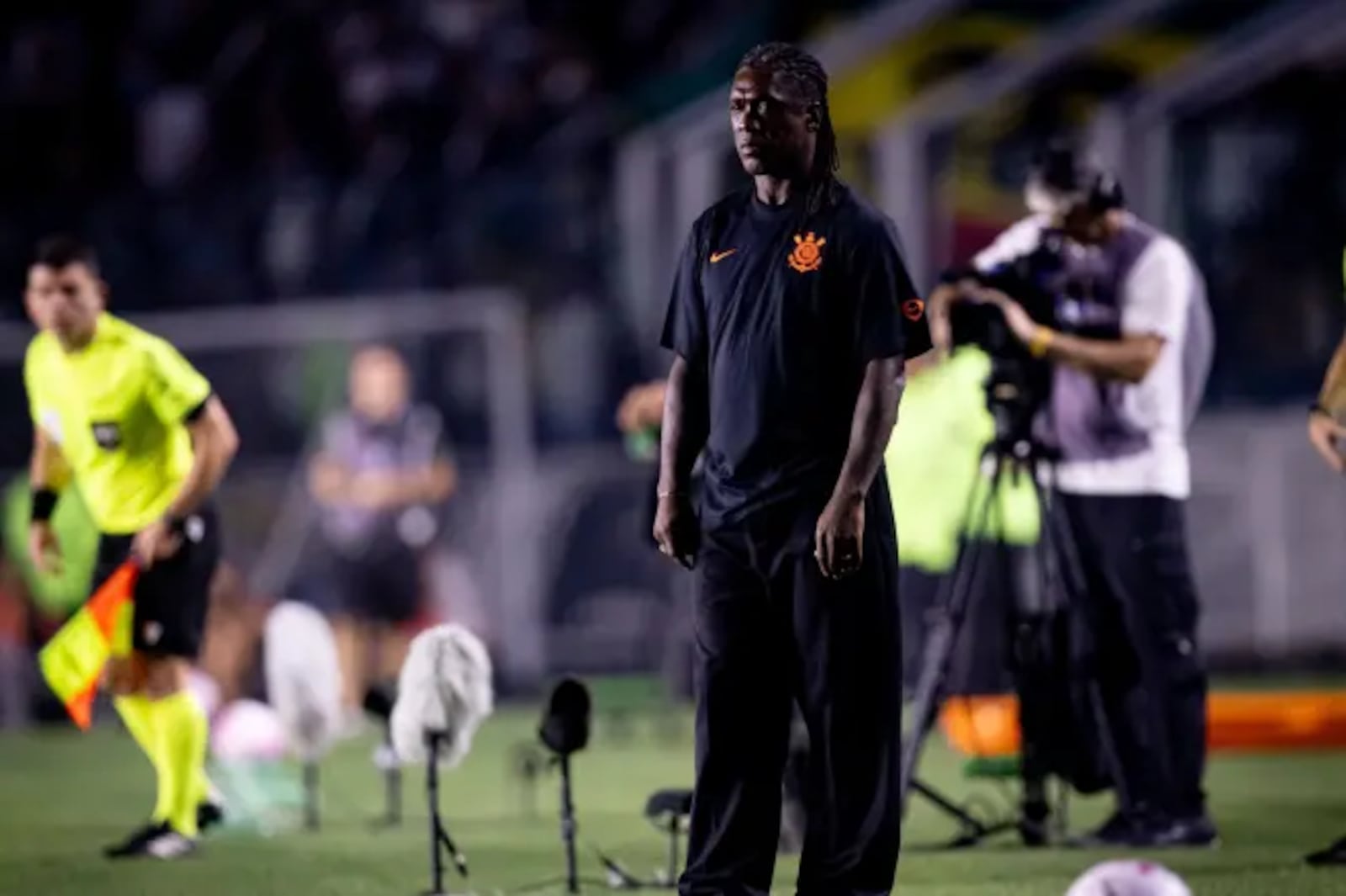 Seedorf foi o responsável pela derrota. Trocas acovardadas no time, que atraíram o Vasco Rodrigo Coca/Corinthians