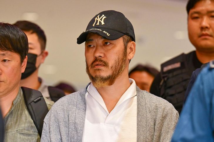 Park Wang-yeol, center, a South Korean national detained in the Philippines, arrives at Incheon airport, to face an investigation into alleged cross-border drug trafficking, March 25. Korea Times file
