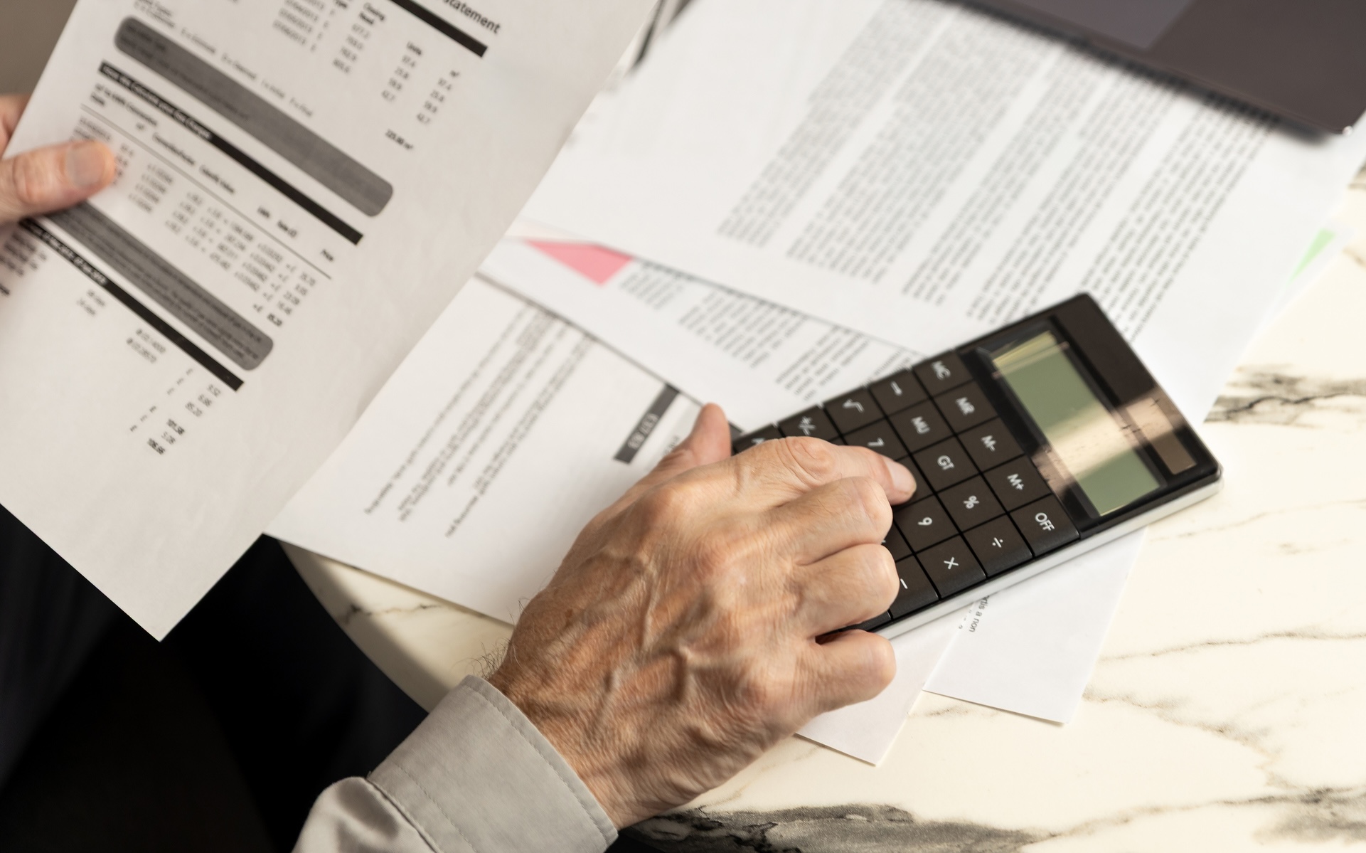 Um aposentado que ganha $7.000 por mês pergunta se vale a pena esgotar suas economias para quitar a casa