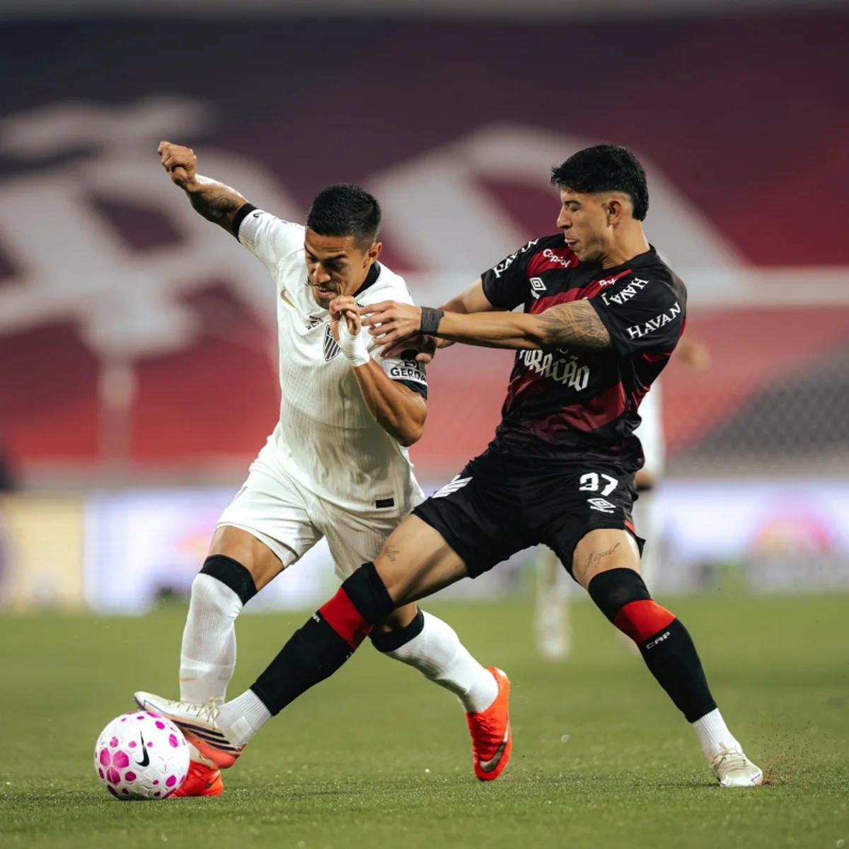 Com gols no fim, Athletico-PR e Atlético-MG empatam em 2 x 2 no Brasileirão